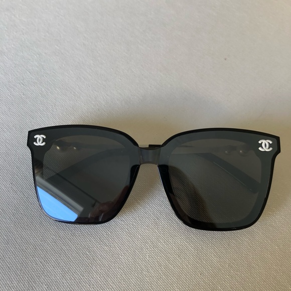 Chanel black sunglasses with CC logo and pearls handles - Picture 4 of 7